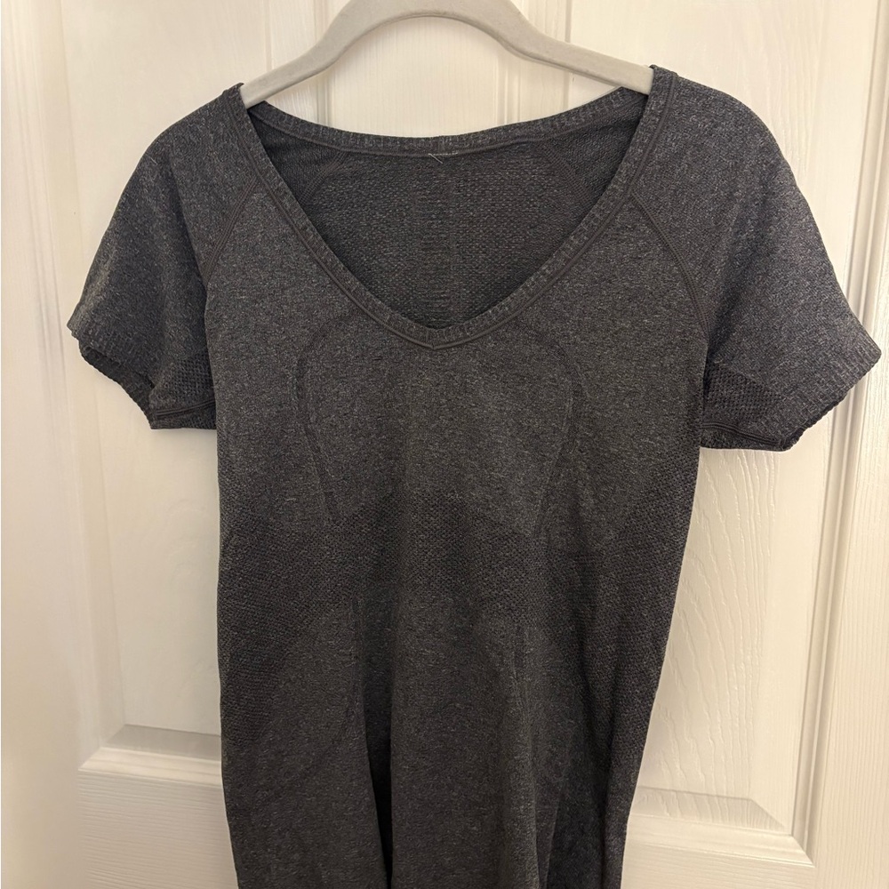 lululemon athletica Women's Short Sleeve V-Neck Tee - Charcoal